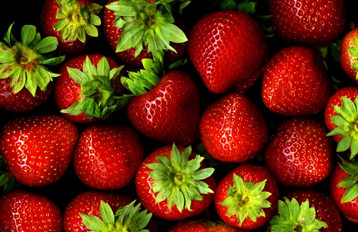 Strawberries_with_hulls_-_scan.jpg